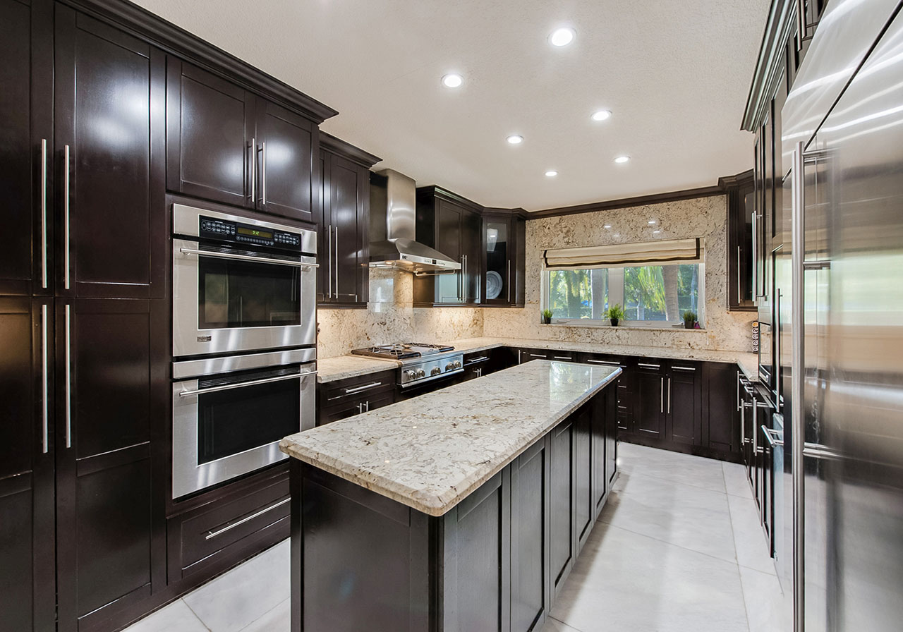 Kitchen with Chef's Island, Stainless-Steel Appliances and Gas Cooktop Kitchen with Chef's Island, Stainless-Steel Appliances and Gas Cooktop