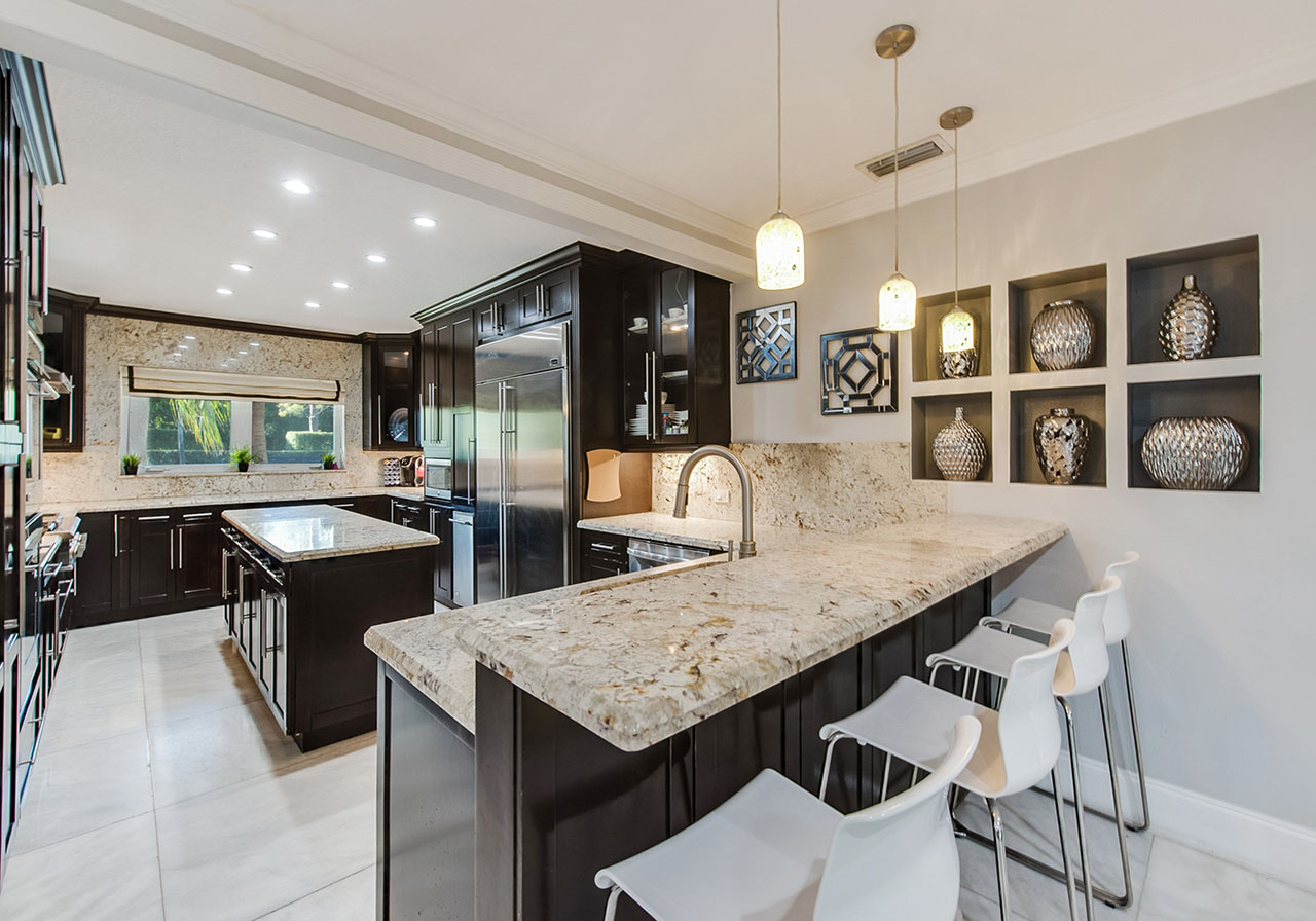 Kitchen with Eat-In Breakfast Bar Kitchen with Eat-In Breakfast Bar