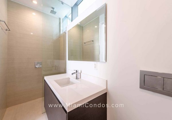 Paramount Miami Worldcenter Cabana #21 Bathroom