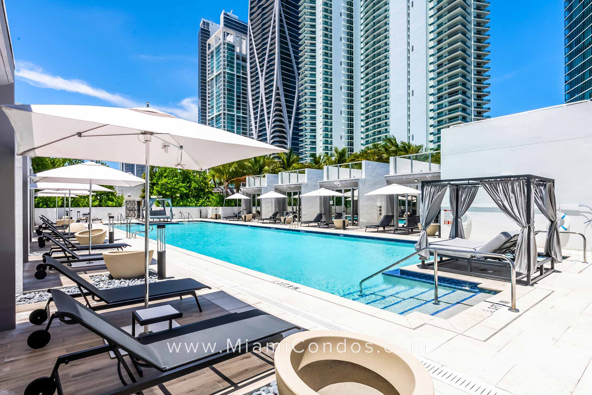 Paramount Miami Worldcenter Swimming Pool