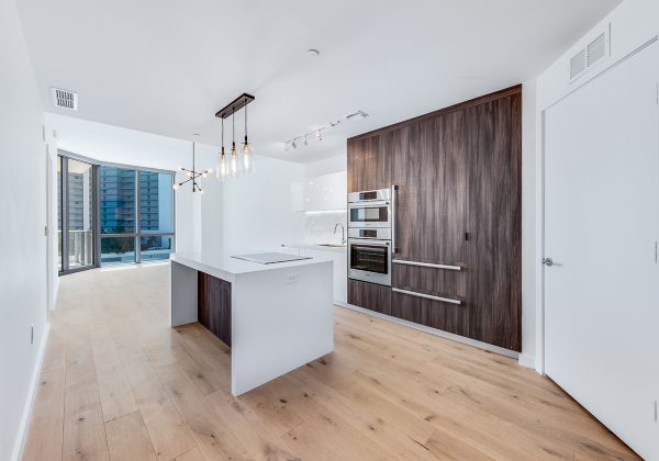 Paramount Miami Worldcenter Unit 1405 Kitchen Flow Through