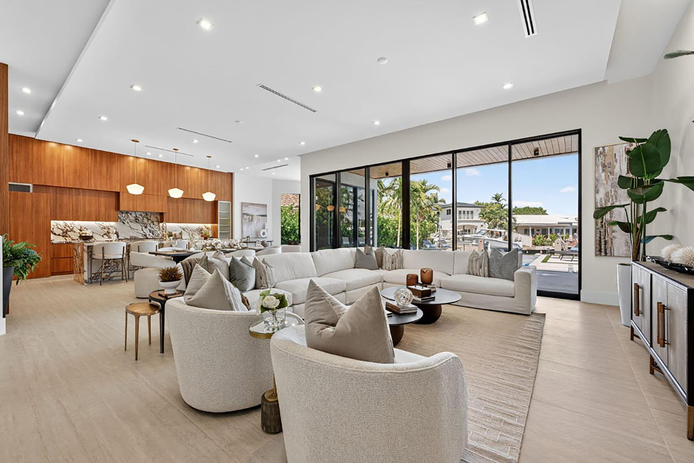 721 NE 34th Street Living Room Flow Through 721 NE 34th Street Living Room Flow Through